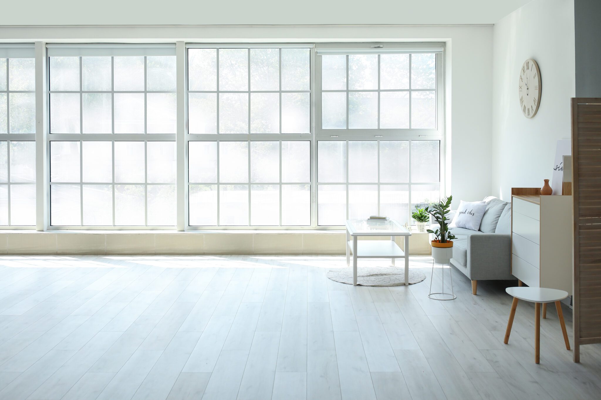 Room with many windows lined up and white floors